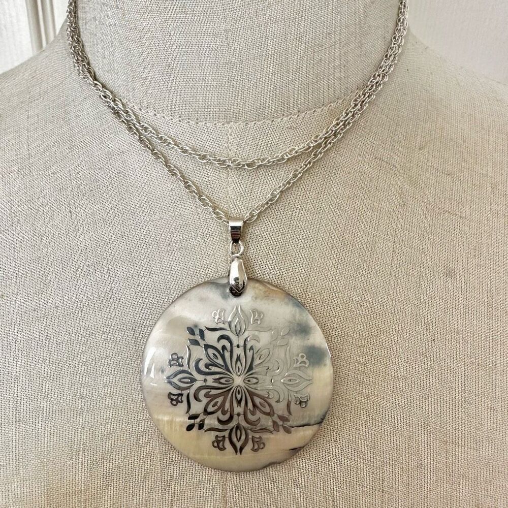 Silver tone  and Shell circle  Pendent Necklace